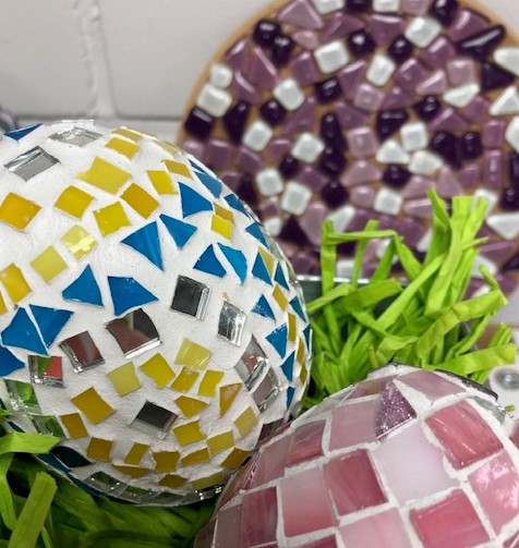 Mosaiikilla koristeltu pallo ja pannunalunen.