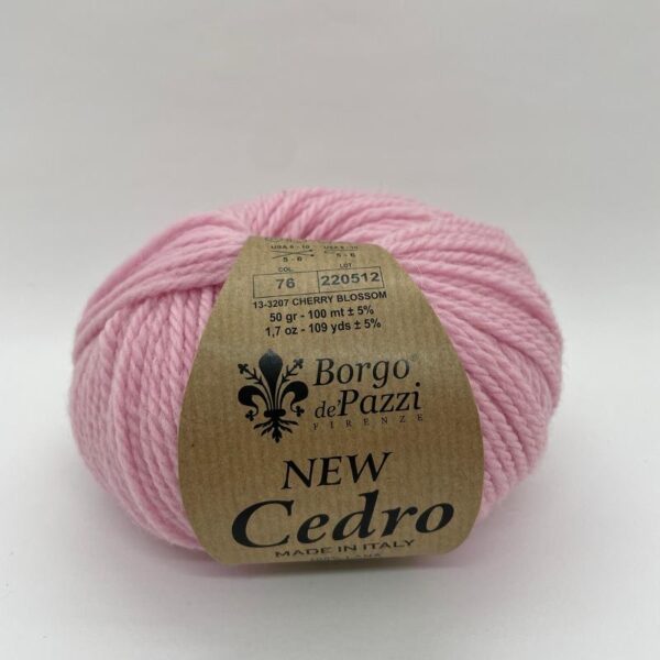 New Cedron vaaleanpunainen villalankakerä.
